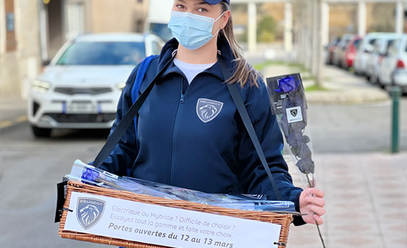 La journée des droits de la femme par Eden Peugeot - Distribution de roses - Keemia Bordeaux agence marketing locale en région Aquitaine