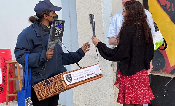 La journée des droits de la femme par Eden Peugeot - Distribution de roses - Keemia Bordeaux agence marketing locale en région Aquitaine