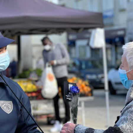 La journée des droits de la femme par Eden Peugeot - Distribution de roses - Keemia Bordeaux agence marketing locale en région Aquitaine