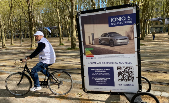 Opération affichage mobile avec le Bike'Com pour ioniq 5 - Keemia Bordeaux agence marketing locale en région Aquitaine