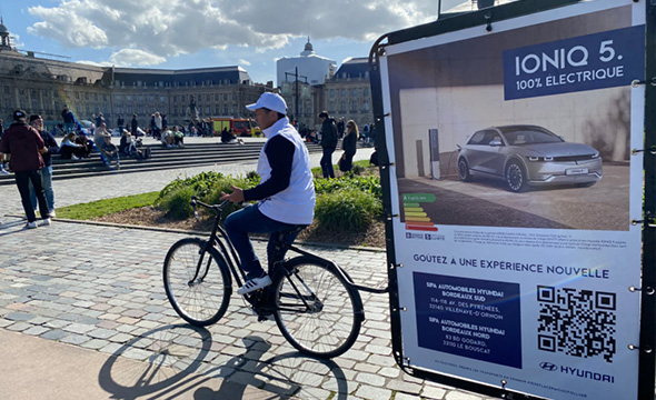 Opération affichage mobile avec le Bike'Com pour ioniq 5 - Keemia Bordeaux agence marketing locale en région Aquitaine