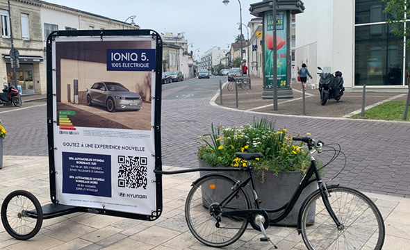 Opération affichage mobile avec le Bike'Com pour ioniq 5 - Keemia Bordeaux agence marketing locale en région Aquitaine