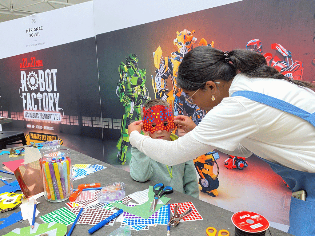 animation-centre-commercial-robot-factory-merignac-soleil Familles participant aux ateliers créatifs de l'animation Robot Factory 2