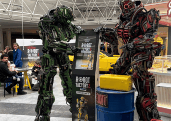 Parade de robots géants pendant l'animation immersive au centre commercial Mérignac Soleil