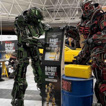 Parade de robots géants pendant l'animation immersive au centre commercial Mérignac Soleil