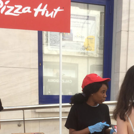 Pizza Hut offre des pizzas à Tours - Keemia Communication OOH - Agence conseil et opérationnelle, Hors média & Solutions OOH