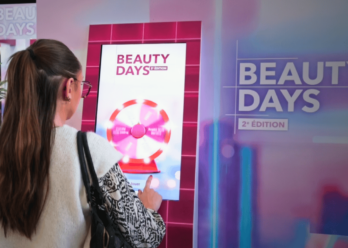 Visiteurs participant au jeu sur la borne Weezy pendant les Beauty Days