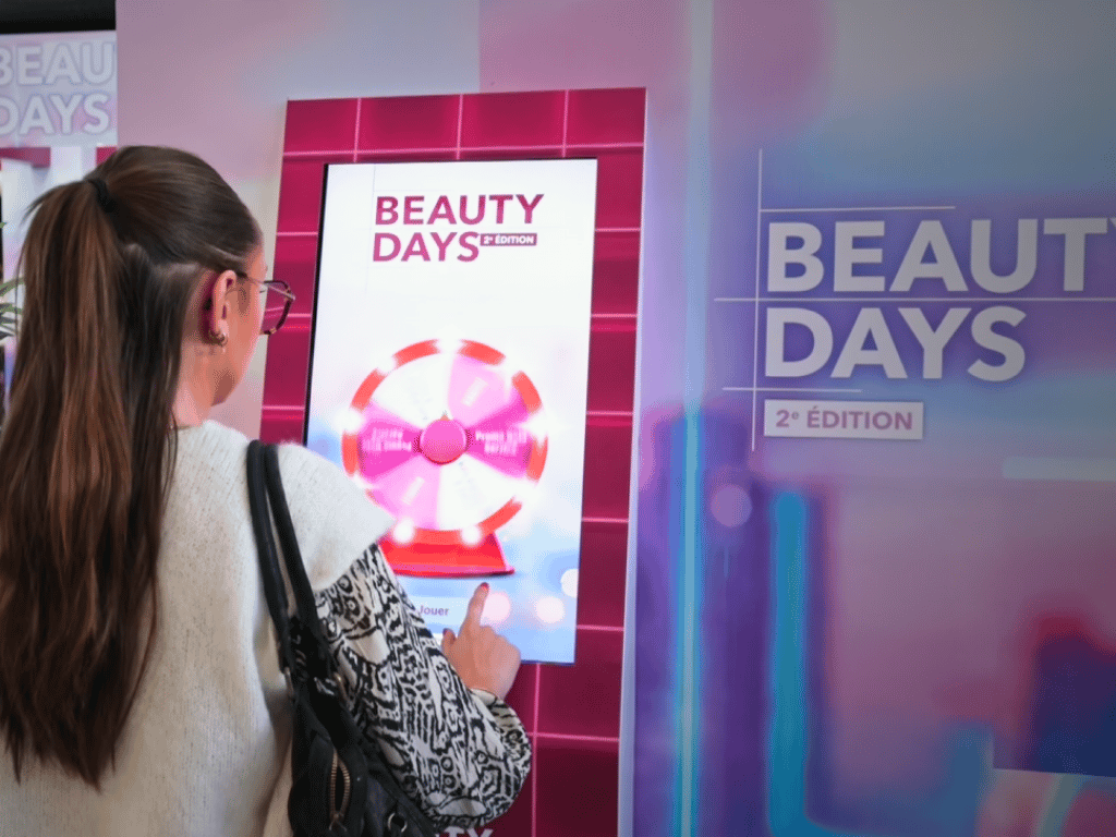 borne-weezy-beauty-days-espace-anjou Visiteurs participant au jeu sur la borne Weezy pendant les Beauty Days
