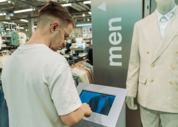 Client utilisant une borne interactive en magasin Celio