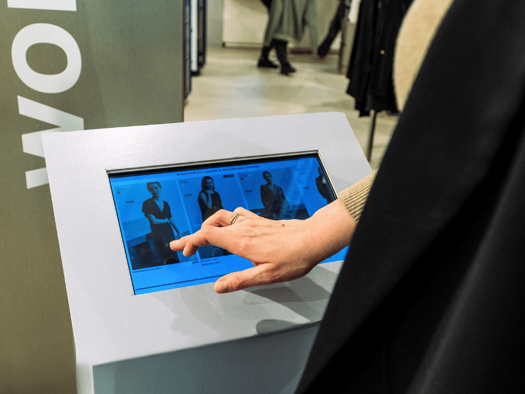 Borne de jeu animation - Celio Client utilisant la borne interactive en magasin Celio