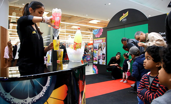 Découverte de la nouvelle boisson Schweppes via une animation instore - Keemia Shopper Marketing - Agence d'activation shopper marketing phygitale