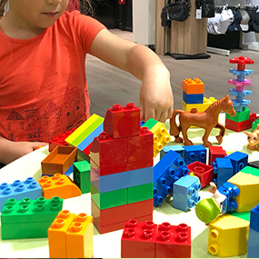 Animation LEGO sur les points de vente pour LA HALLE - Keemia Shopper Marketing - Agence d'activation shopper marketing phygitale
