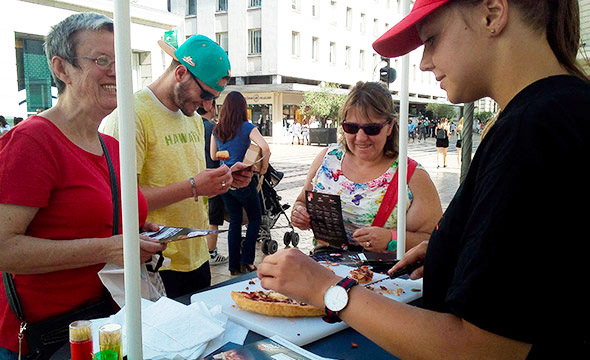 Pizza hut street marketing distribution pizzas Keemia Tours Agence marketing local en région Centre Normandie