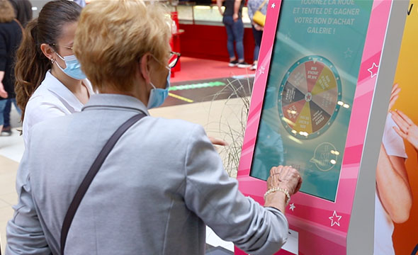 Centre commercial Auchan - Jeu concours bornes interactives sans contact - Keemia Tours agence marketing local en région Centre Normandie