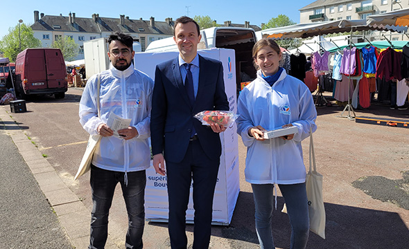 Double dispositif de communication - street marketing et affi'led pour Bouygues Telecom avec Keemia Tours agence marketing local en région Centre Normandie 1