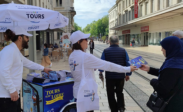 Opération triporteur pour la guinguette de Tours avec Keemia Tours agence marketing local en région Centre Normandie