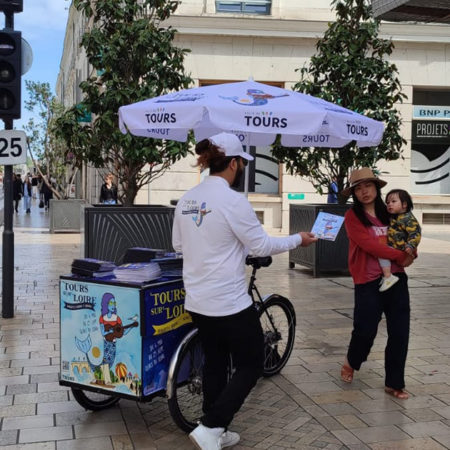 Opération triporteur pour la guinguette de Tours avec Keemia Tours agence marketing local en région Centre Normandie